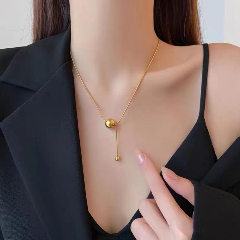 Golden orb titanium steel necklace 2023 new light luxury niche collarbone chain female summer design pendant