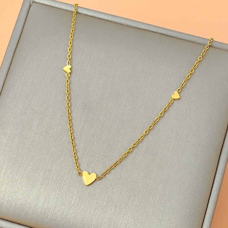 2023 new small heterosexual love heart necklace female collarbone chain summer students short section light luxury simple titanium steel jewelry
