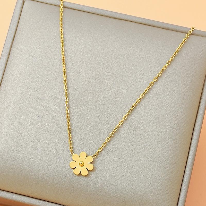 2023 new small daisy titanium steel necklace flowers sweet Japanese Korean version of the female temperament 18K gold collarbone chain jewelry wholesale