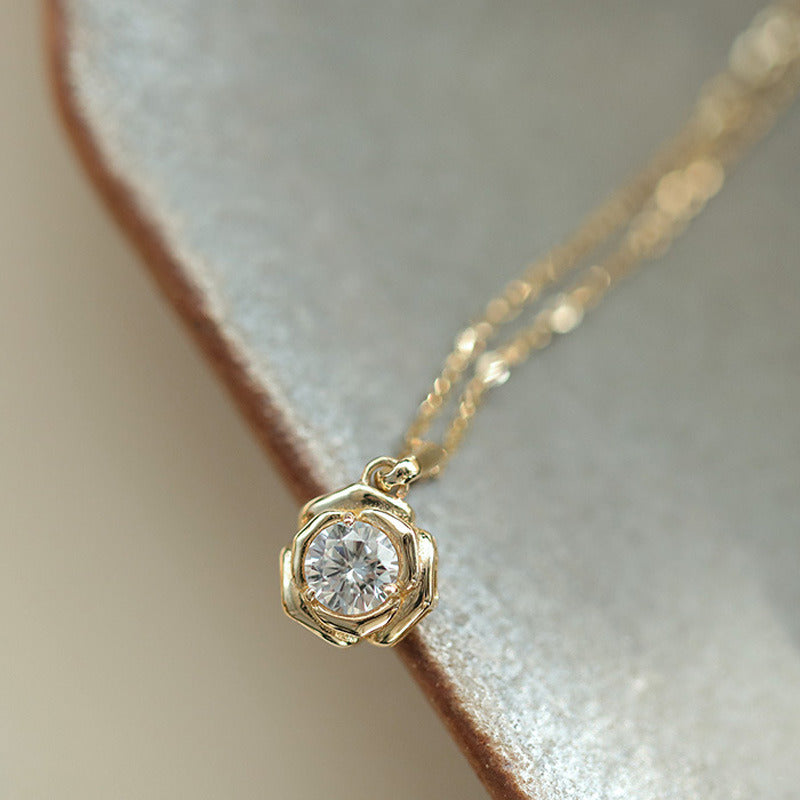 Rose Shaped Pendant With Glittering Flower Temperament