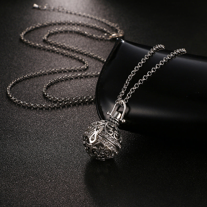 Men's And Women's Fashion Simple Hollow Out With Diamond Pendant Necklace