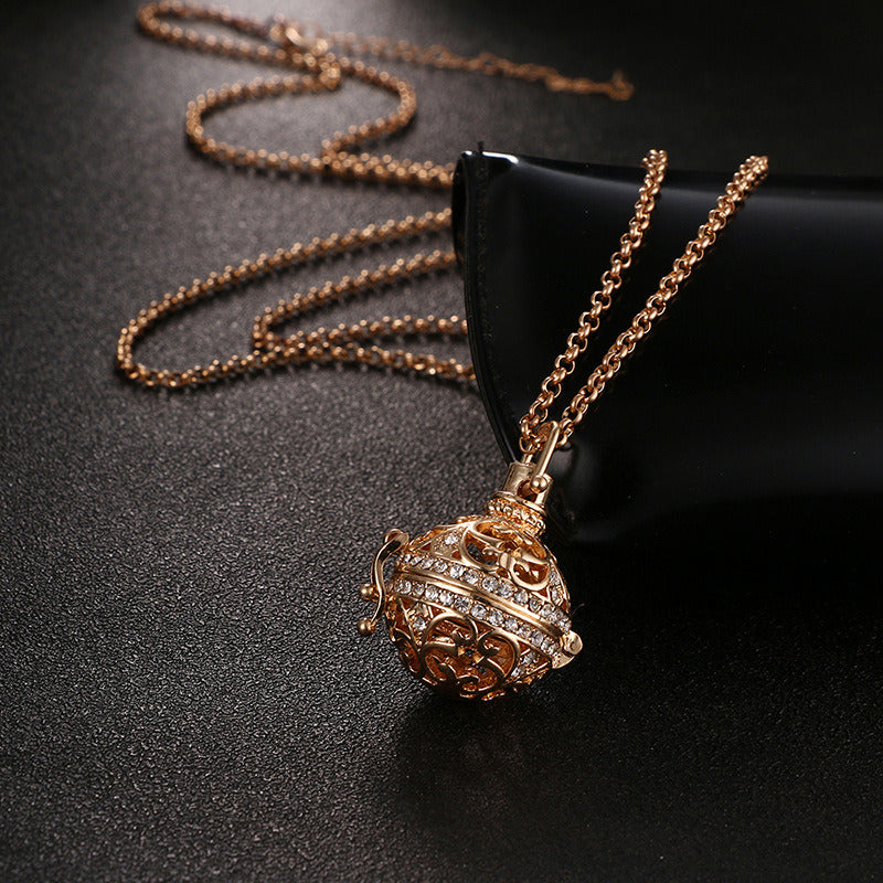 Men's And Women's Fashion Simple Hollow Out With Diamond Pendant Necklace