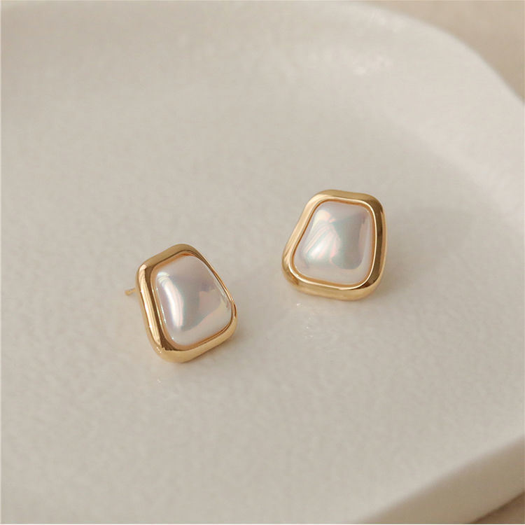 High-grade Earrings French Korean Style Vintage Pearl New Earrings Graceful Online Influencer Elegant Silver Stud Earrings Women