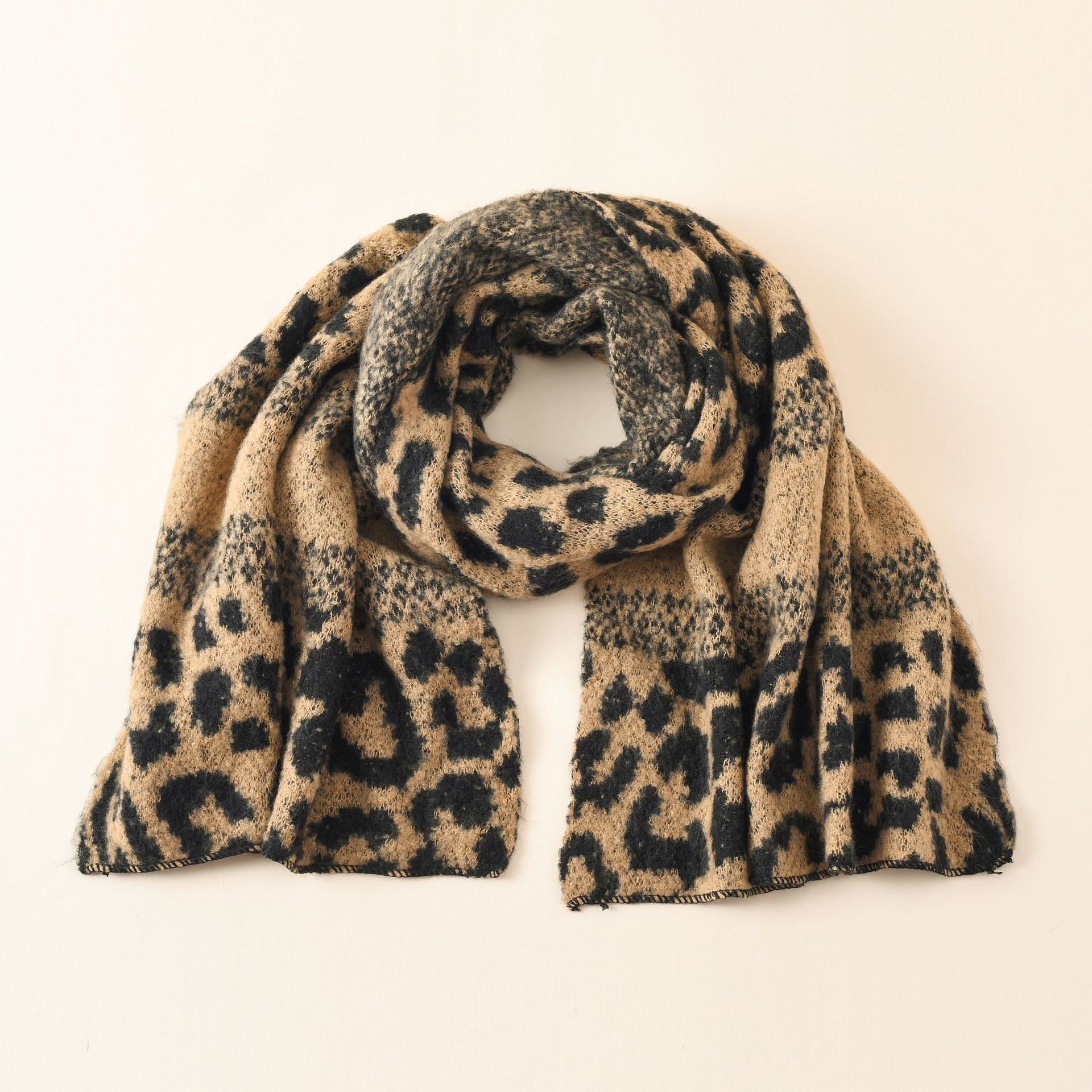 High-end fashion European and American street autumn and winter hot selling new leopard-print imitation cashmere warm scarf shawl