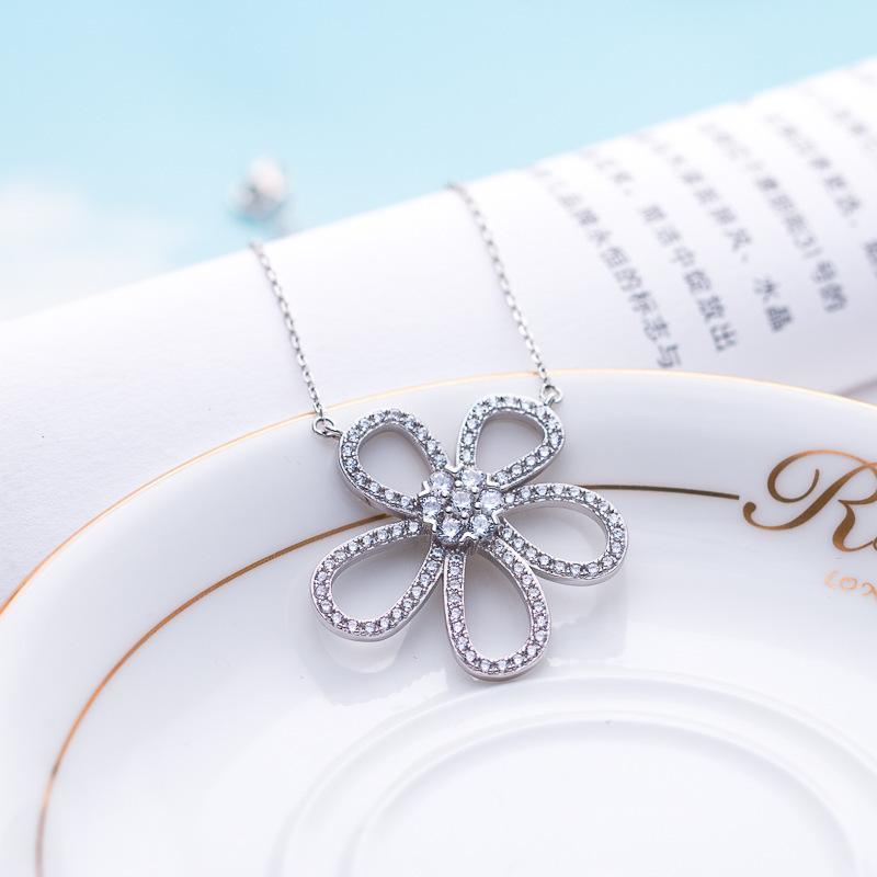 New niche full diamond sunflower necklace female light luxury high-level sense of titanium steel chain does not lose color collarbone chain live