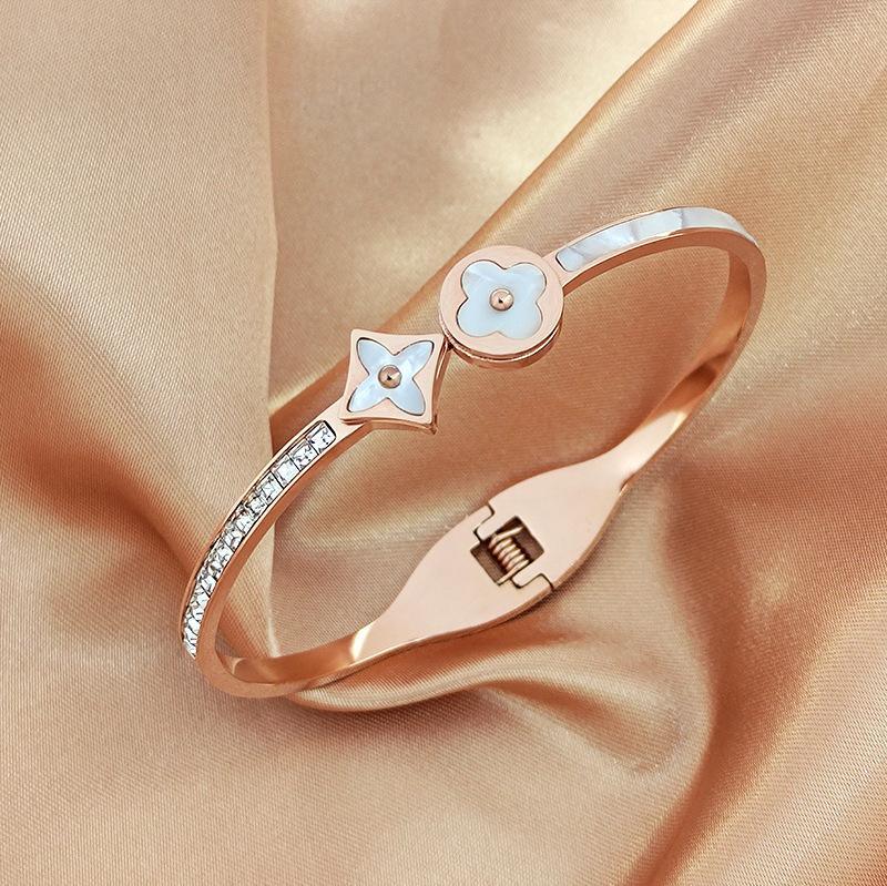 Korean version of the fashion four-leaf clover mother-of-pearl inlaid diamond bracelet plated with 18K gold light luxury ins simple design titanium steel female bracelet