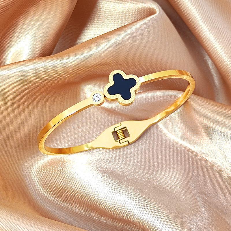 Korean version of the four-leaf clover rose gilt titanium bracelet fashion explosion hand jewelry with diamonds female new personalized stainless steel bracelet