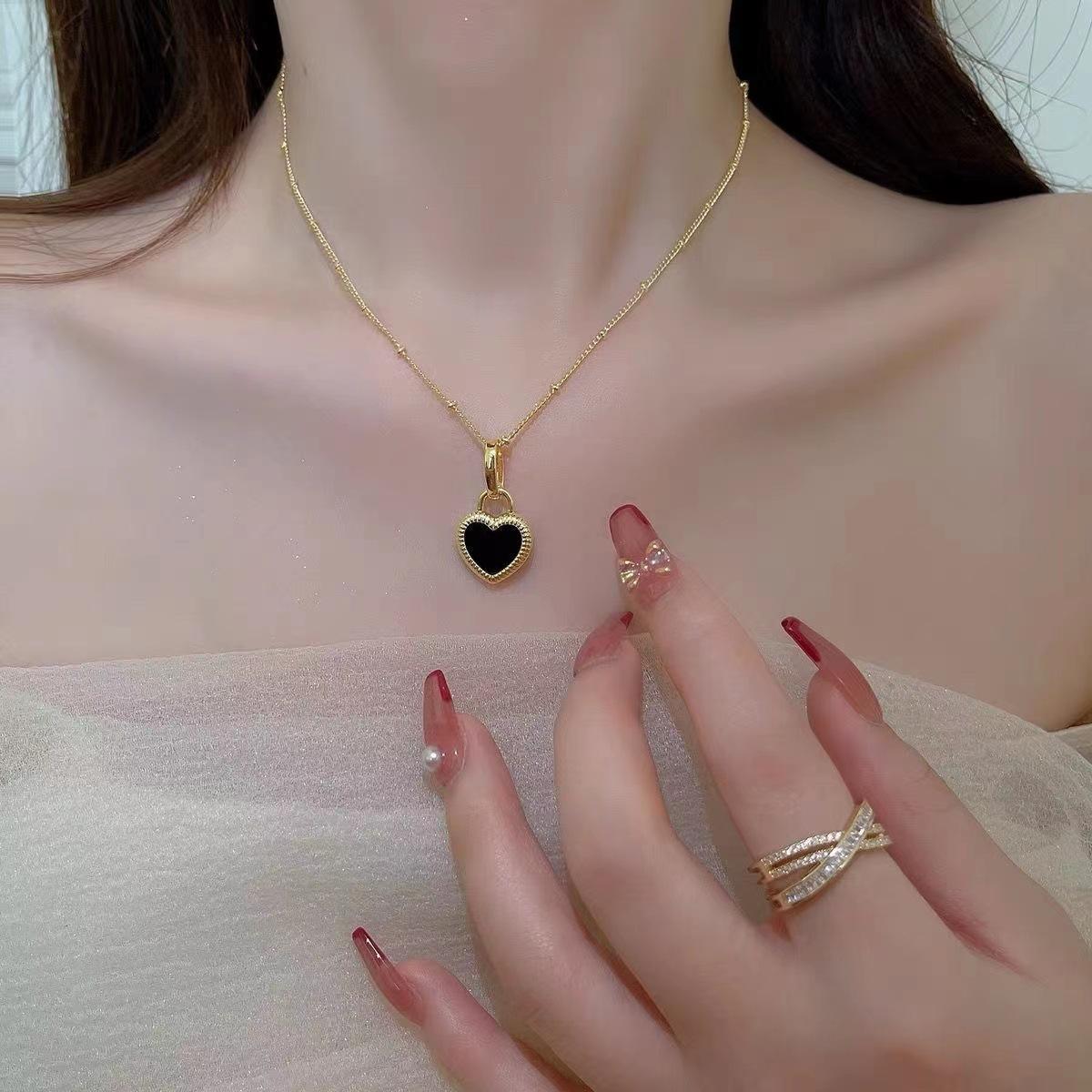 Premium sense of double-sided shell love pendant necklace female Korean retro personality simple versatile neck chain collarbone chain