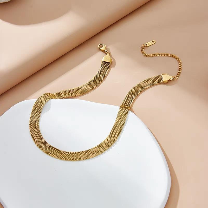 Europe and the United States fashion metal collarbone necklace female new letters collarbone chain net red personality sexy short section necklace wholesale