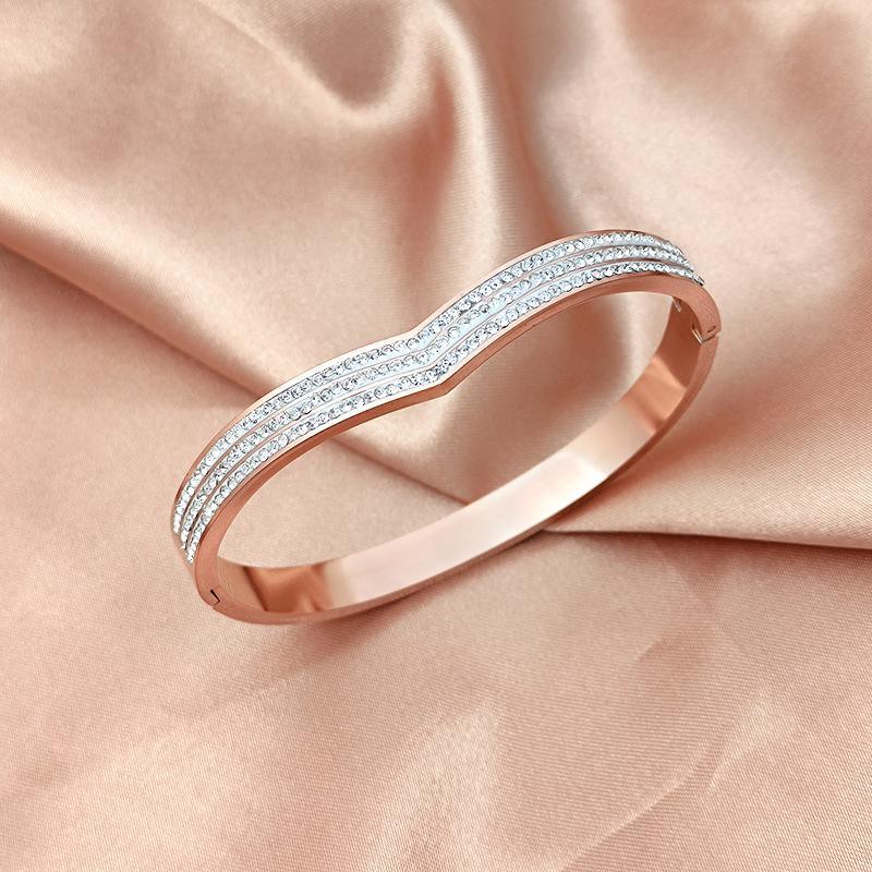 Europe and the United States fashion full of stars v-shaped diamond encrusted titanium steel bracelet does not fade light luxury ing open-ended bracelet jewelry