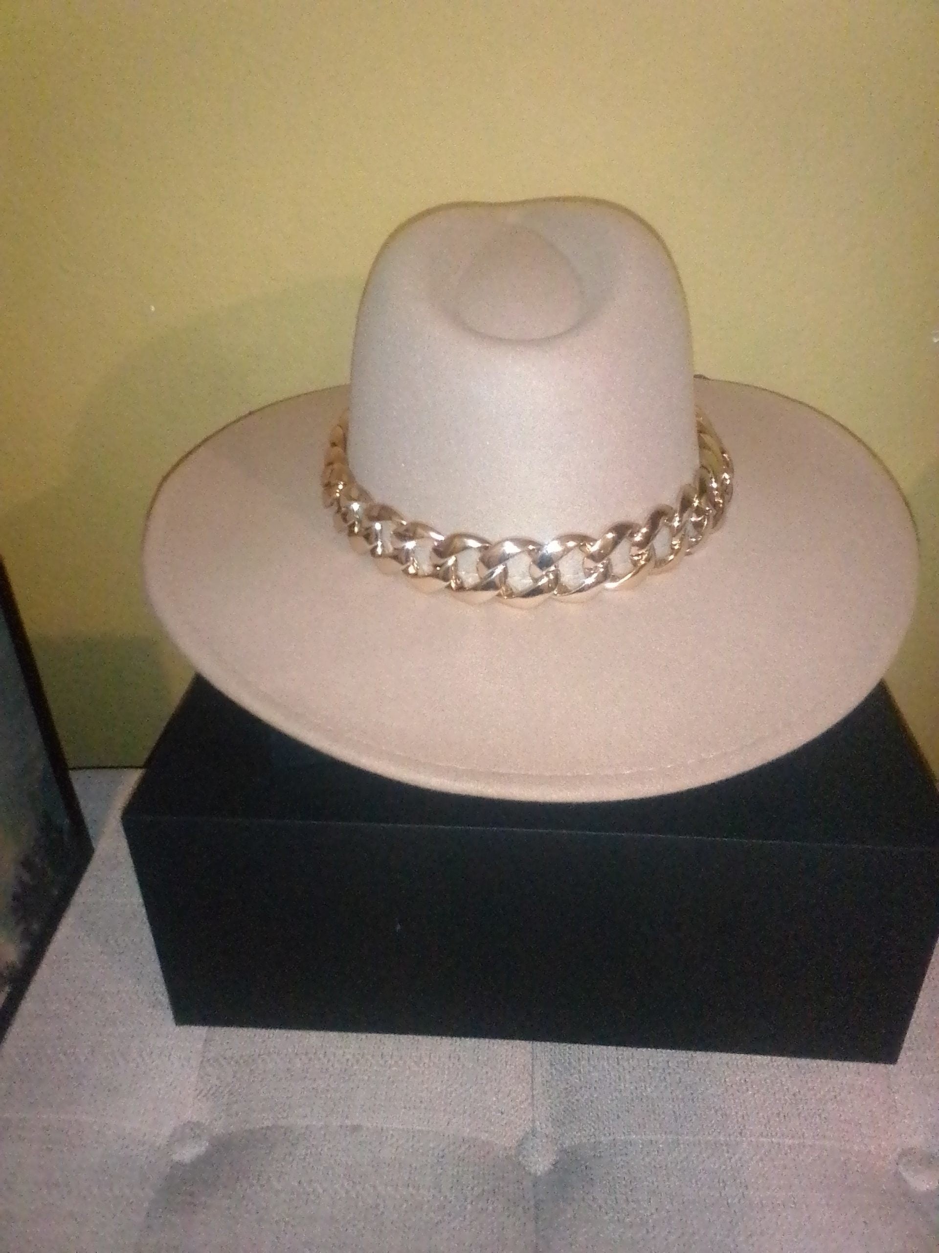 WIDE BRIM WOOL ELEGANT RANGER HAT WITH GOLD CHAIN