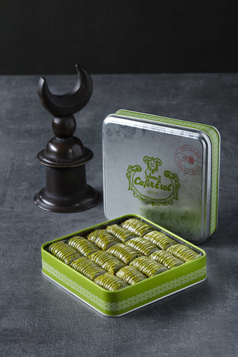 Şekerci Cafer Erol Special Wrap with Pistachio in Green Tin Box, 650 g