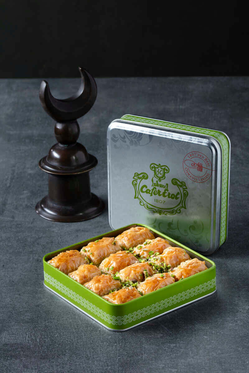 Şekerci Cafer Erol Pistachio Buttery Baklava - Green Tin Box, 600 g