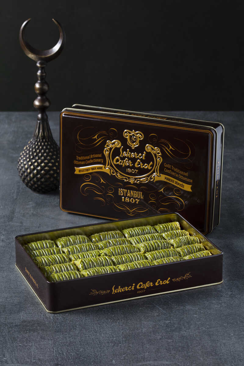 Şekerci Cafer Erol Special Wrap with Pistachio in Brown Tin Box, 1 kilo 250 g