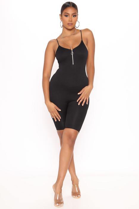 BLACK RIB ZIP FRONT STRAP ROMPER