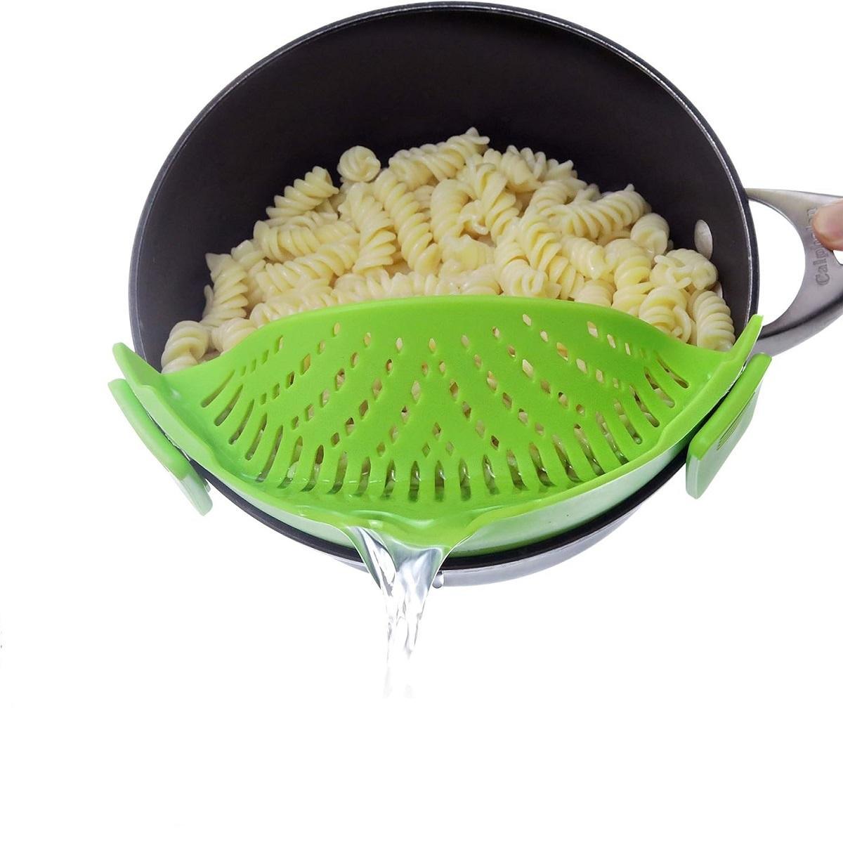 Silicone Pot Side Pasta Strainer, 1 Piece Adjustable Silicone Clip on Strainer Clamp for Kitchen, Home Essentials Kitchen Accessories for Cookware, Kitchen Gadgets(Random Color)